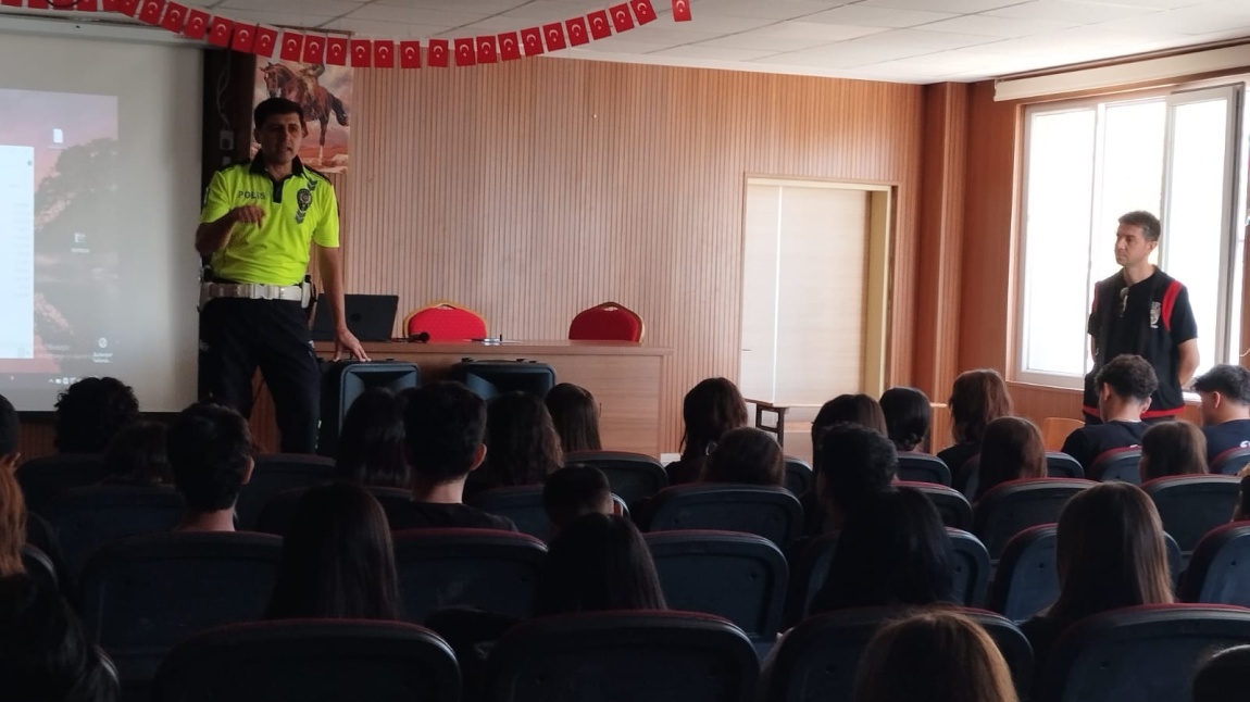 OKULUMUZDA TRAFİK DEDEKTİFLERİ PROJESİ KAPSAMINDA KONFERANS DÜZENLENDİ.