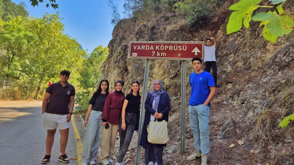 DEĞERLER KULÜBÜ ÖĞRENCİLERİMİZ  KARAİSALI ve VARDA KÖPRÜSÜNDE